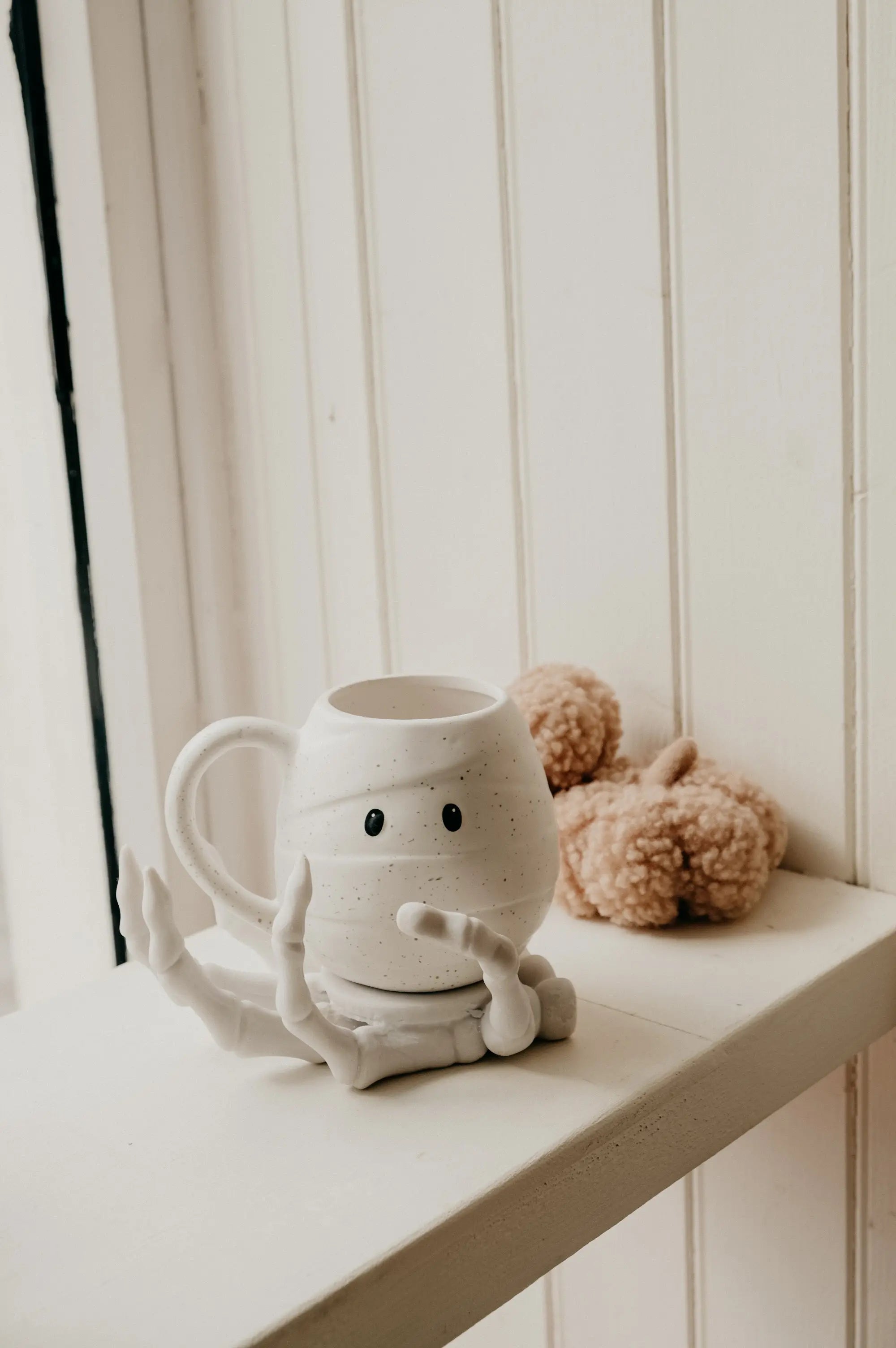 Skeleton Hand Holder / Mummy Matte Mug Trendslana